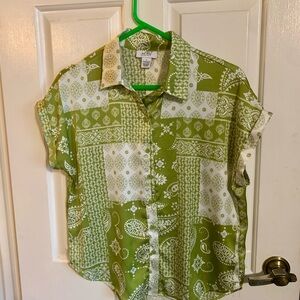 Just Polly New York Green and White Patterned Button-Up Shirt Size Large